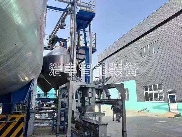 河北某化工廠噸袋拆包機(jī)管鏈輸送機(jī)使用現(xiàn)場